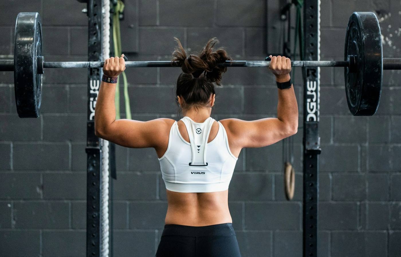 Interiér fitness centra s moderním vybavením