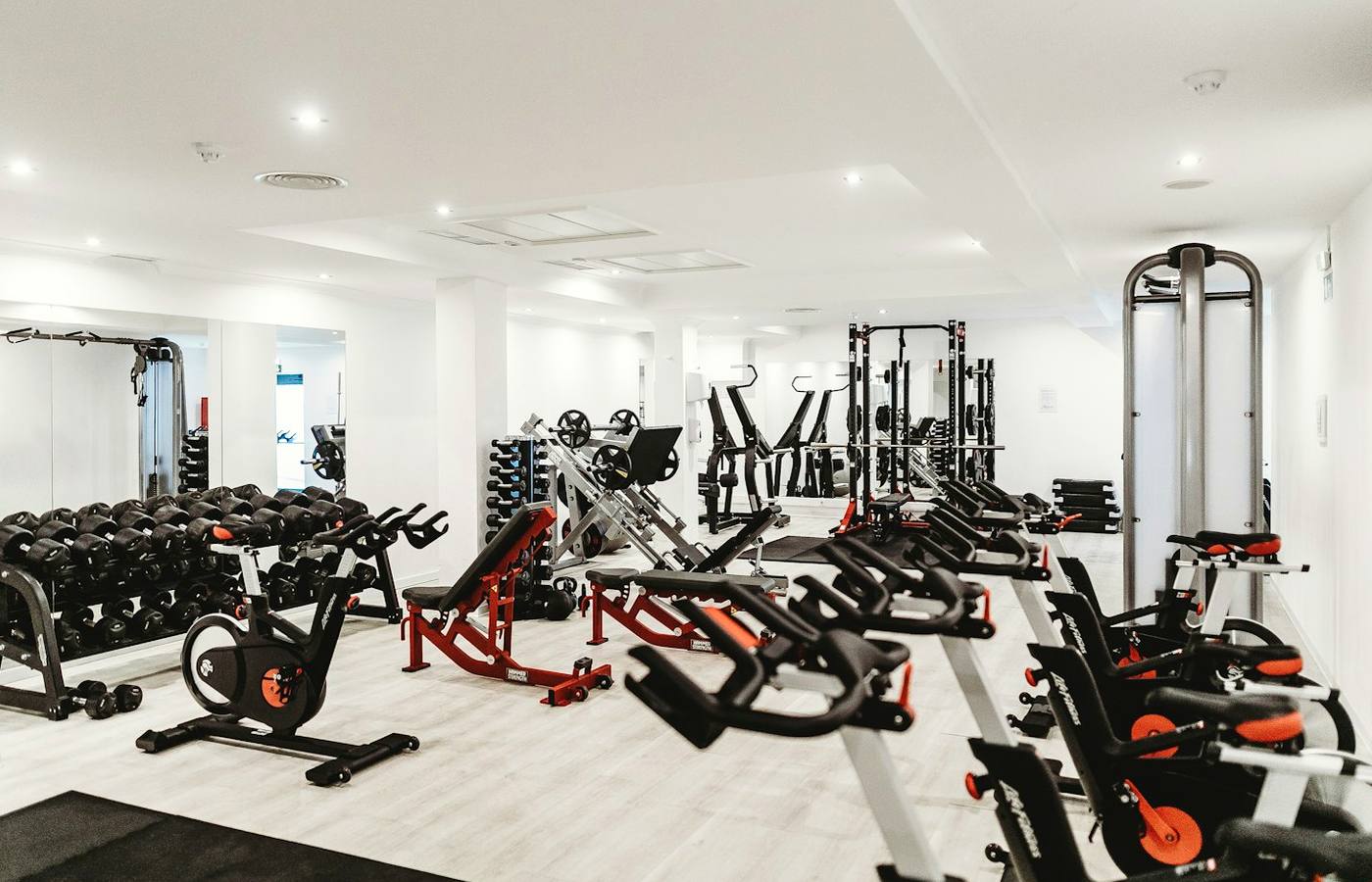Skupinové cvičení ve fitness sále
